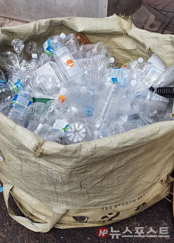 서울의 한 아파트 분리수거 현장에 라벨이 제거되지 않은 투명 페트병들이 분리배출돼 있다. (사진=뉴스포스트 이해리 기자)