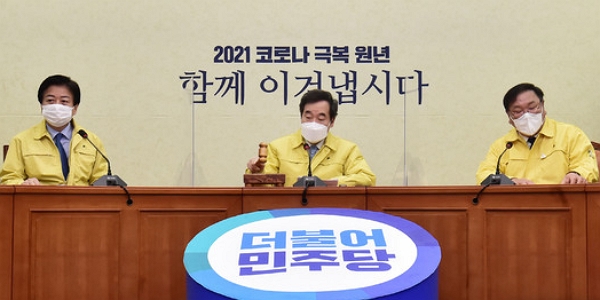 지난 10일 이낙연 더불어민주당 대표가 서울 여의도 국회에서 열린 최고위원회의에서 개의를 알리며 의사봉을 두드리고 있다. (사진=뉴시스)