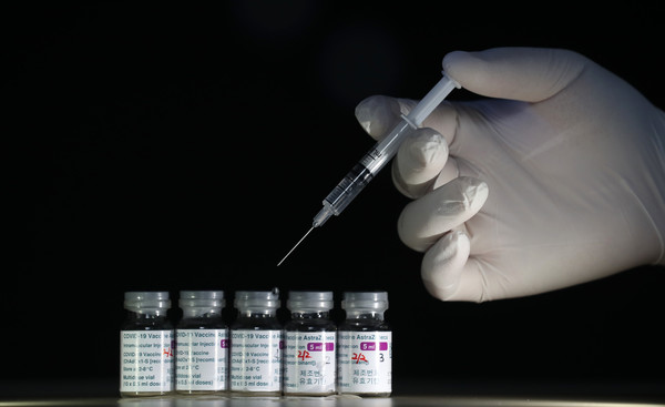 17일 오후 서울 중구 대한간호협회 취업인력교육센터에서 신종 코로나바이러스 감염증(코로나19) 아스트라제네카 백신 현품(빈병)이 공개됐다. (사진=뉴시스)