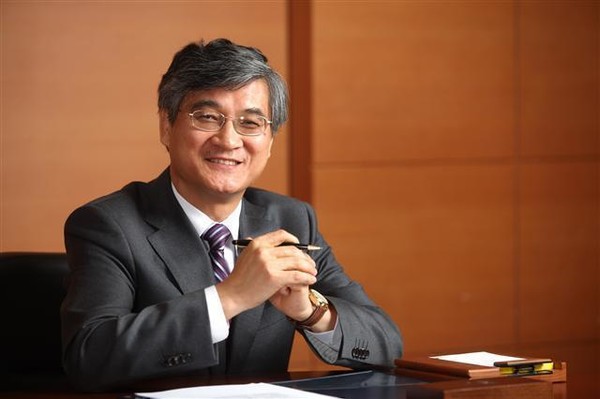 홍덕률 전 대구대 총장은 금수저의 일탈과 반칙을 근절하기 위해 금수저의 인식 전환과 승자독식 사회구조의 혁파를 제안했다. 또한 사회경제적 취약계층에 대한 지원을 확대함으로써 교육의 계층 이동 사다리를 복원해야 한다고 강조했다.(사진=뉴스포스트 정성민 기자)