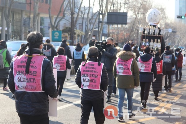19일 이날 오전 서울 종로구 대학로에서 고(故) 백기완 통일문제연구소장의 운구행렬이 이어지는 가운데, 비정규직 문제 해결을 촉구하는 노동자들이 행진하고 있다. (사진=뉴스포스트 이별님 기자)