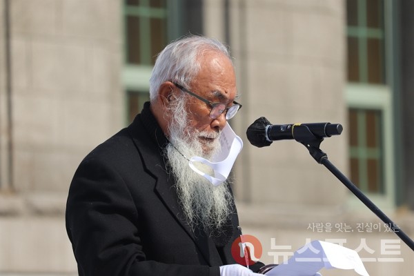 19일 이날 오전 서울 시청광장에서 열린 고(故) 백기완 통일문제연구소장의 영결식에서 문정현 신부가 추도사를 하고 있다. (사진=뉴스포스트 이별님 기자)