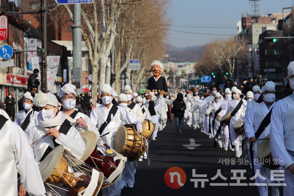 19일 이날 오전 고(故) 백기완 통일문제연구소장의 운구 행렬 앞에서 풍물대가 악기를 연주를 하고 있다. (사진=뉴스포스트 이별님 기자)
