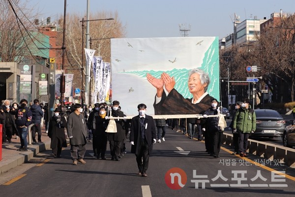 19일  이날 오전  고(故) 백기완 통일문제연구소장의 운구 행렬에서 고인의 생전 모습을 담은 대형 그림이 보인다. (사진=뉴스포스트 이별님 기자)