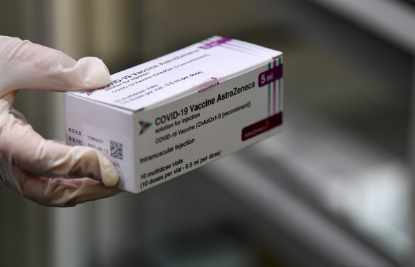 25일 국내 첫 코로나19 백신 접종을 하루 앞두고 서울 송파구보건소에서 의료진이 아스트라제네카(AZ) 백신을 검수하고 있다. (사진=뉴시스)