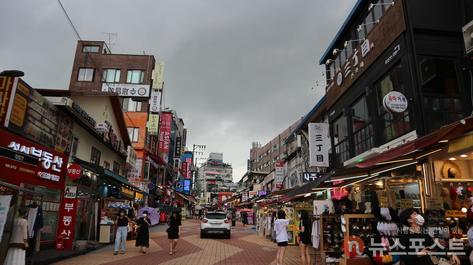 홍대앞 쇼핑거리. 예전에는 한적했던 기찻길이 번화한 관광 명소로 변했다. (사진=뉴스포스트 강대호 기자)