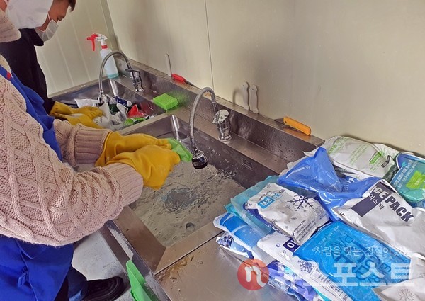 서울 영등포구 순환자원센터 내 아이스팩 나눔 제작소에서 직원들이 아이스팩을 세척하고 있다. (사진=뉴스포스트 이해리 기자)
