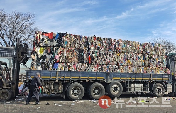 서울 영등포 순환자원센터 재활용 선별장에서 처리된 20t 가량의 재활용 플라스틱들이 트럭에 실려있다. (사진=뉴스포스트 이해리 기자)
