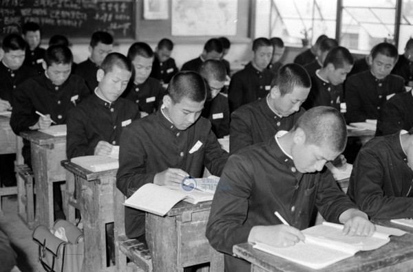1960년대 후반 교복을 입은 학생들 (사진=국가기록원 자료)