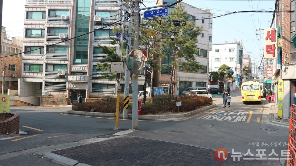 상동동의 한 주택가 네거리의 도로섬. 1943년의 지도에도 같은 모습의 도로섬이 나와 있다. (사진:뉴스포스트 강대호 기자)