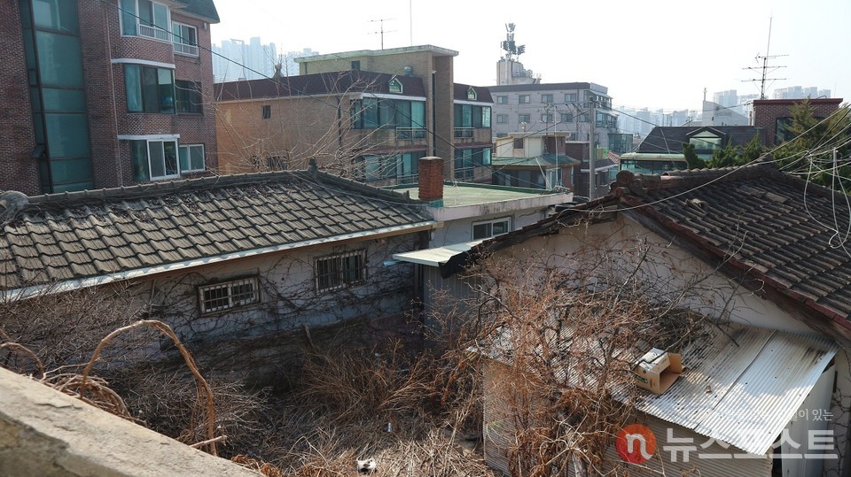 상도동의 한 공원 용지에 들어선 주택. 지금은 사람이 살지 않은 것으로 보인다. (사진:뉴스포스트 강대호 기자)