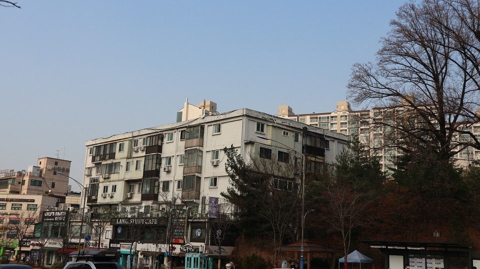 숭실대학교 근처에 있는 강남아파트 전경. 1972년에 준공되었다. (사진:뉴스포스트 강대호 기자)