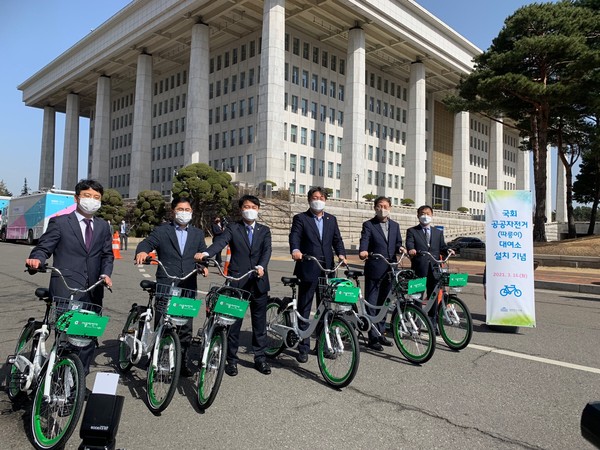 16일 국회 따릉이 대여소 설치 기념식에 참석한 이춘석 국회사무총장(오른쪽에서 두 번째). (사진=이별님 기자)