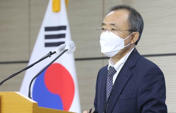 지난 16일 강태중 한국교육과정평가원장이 정부세종청사에서 2022학년도 대학수학능력시험 시행 기본계획을 발표하고 있다. (사진=뉴시스)