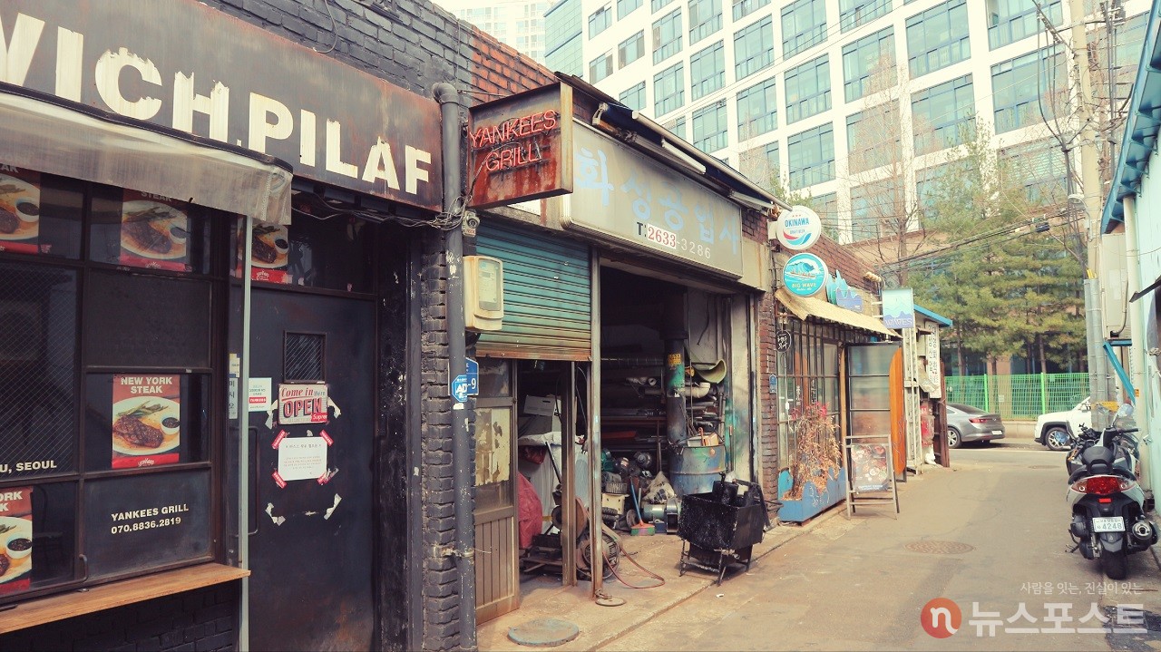 문래창작촌의 카페와 철공소. (사진:뉴스포스트 강대호 기자)