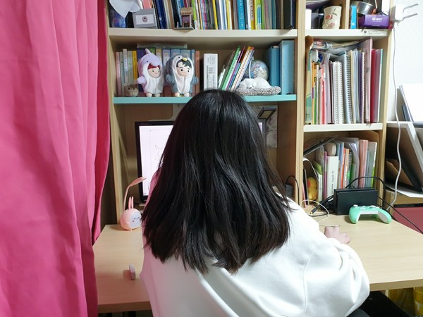 학생들이 코로나19의 직격탄을 맞고 있다. 원격수업이 1년 넘었지만 원격수업에 여전히 어려움을 겪고 있으며, 특히 원격수업에 따른 학습격차로 불안감을 느끼고 있다. 한 학생이 원격수업에 참여하고 있다. (사진=뉴스포스트 정성민 기자)