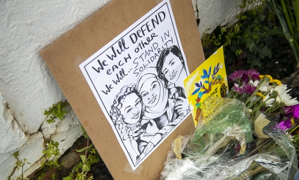 지난 17일(현지 시간) 미 조지아주 애틀랜타 총격으로 3명이 숨진 스파 앞에  희생자들을 추모하는 그림과 꽃들이 놓여 있다. (사진=AP/뉴시스)