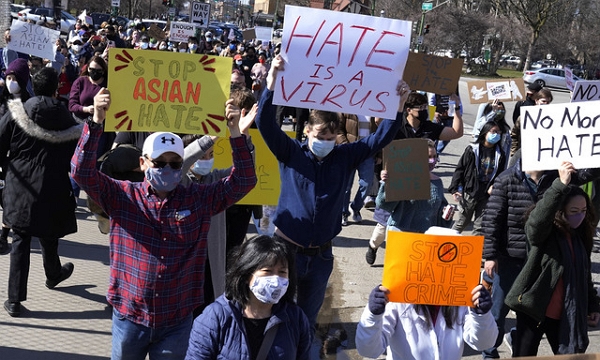 지난 20일(현지 시간) 미 일리노이주 시카고의 로건 스퀘어에서 열린 집회에서 참가자들이 인종 차별과 외국인 혐오, 여성 혐오 반대 취지를 담은 팻말을 들고 있다. (사진=AP/뉴시스)