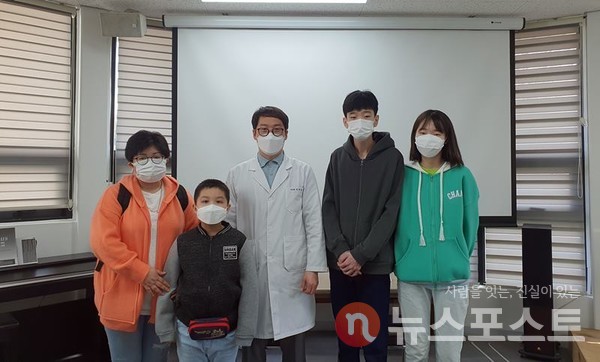 멘토링 프로그램을 마치고 학생들과 전재한 멘토가 기념사진을 찍고 있다. (사진=뉴스포스트 이해리 기자) 