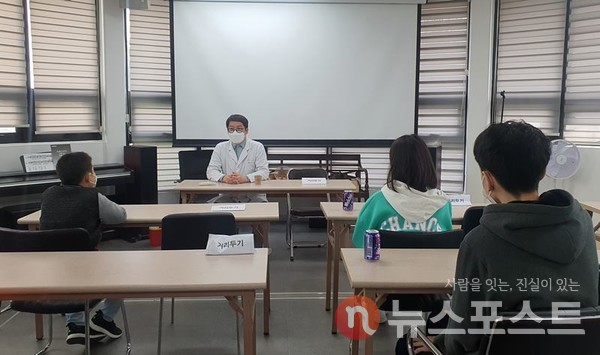 지난 21일 경기도 고양시 일산동물의료원에서 진행한 마이리틀히어로 수의사 멘토링. 전재한 멘토가 수의사 직업에 대해 설명하고 있다. (사진=뉴스포스트 이해리 기자) 