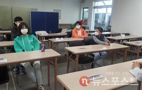 김진우 군이 전재한 멘토에게 수의사가 되는 방법에 대해 질문하고 있다. (사진=뉴스포스트 이해리 기자)