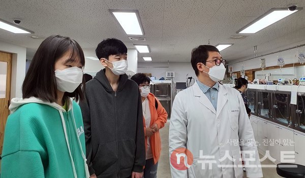 전재한 멘토가 일산동물의료원 응급중환자실에 대해 설명하고 있다. (사진=뉴스포스트 이해리 기자)