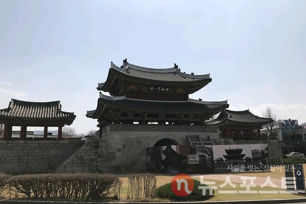 전북 전주시 전동에 있는 옛 전주읍성의 남문인 보물 제308호 풍남문. 뉴스포스트는 전주를 찾아 임대료 인하가 지속되고 있는지 짚어봤다. (사진=뉴스포스트 이상진 기자)