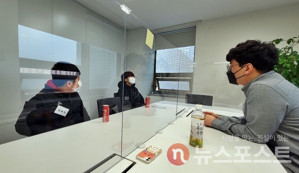 지난 27일 서울시 송파구 뉴스포스트 본사에서 진행된 마이리틀히어로 게임 개발자 멘토링. 박성진 멘토와 김영진, 김이태 군이 자리에 앉아있다. (사진=선초롱 기자)