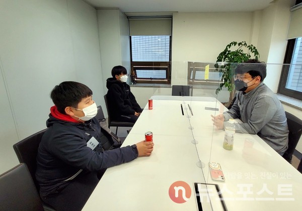 박성진 멘토와 김영진, 김이태 군이 교육 게임 개발자에 대해 이야기를 나누고 있다. (사진=선초롱 기자)