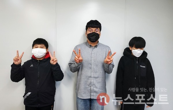 멘토링이 끝난 후 기념사진을 촬영하고 있는 모습. 왼쪽부터 김영진 군, 박성진 멘토, 김이태 군.  (사진=선초롱 기자)