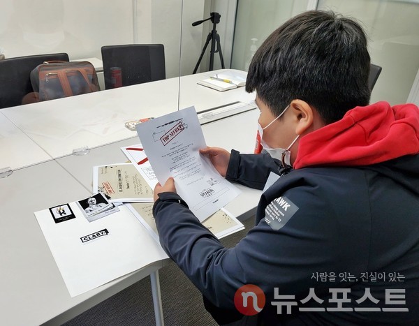 김영진 군이 '기업가정신'과 관련된 교육용 보드게임을 살펴보고 있다. (사진=선초롱 기자)