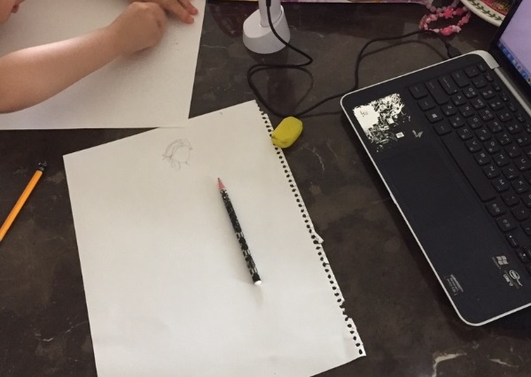 워킹맘 P씨는 “아이와 그림을 그려가며 재택근무 했는데  업무효율도 떨어지고 몸은 두배로 피곤했다”고 말했다. (사진=P씨 제공)