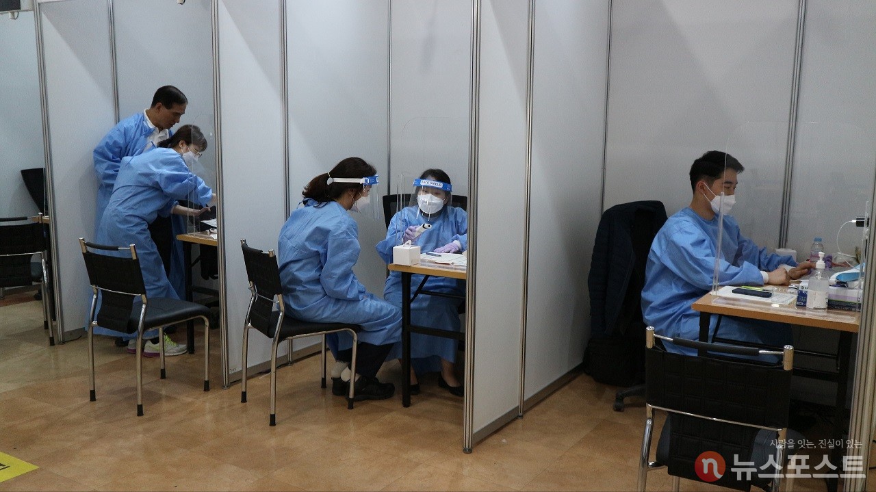 예진에는 4명의 의사가 참여했다. (사진: 뉴스포스트 강대호 기자)