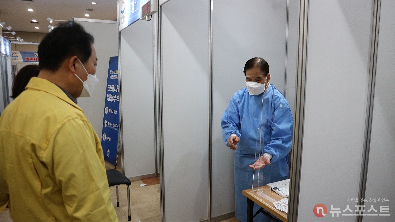 장영근 성남시 부시장이 의료진과 대화를 나누고 있다. (사진: 뉴스포스트 강대호 기자)