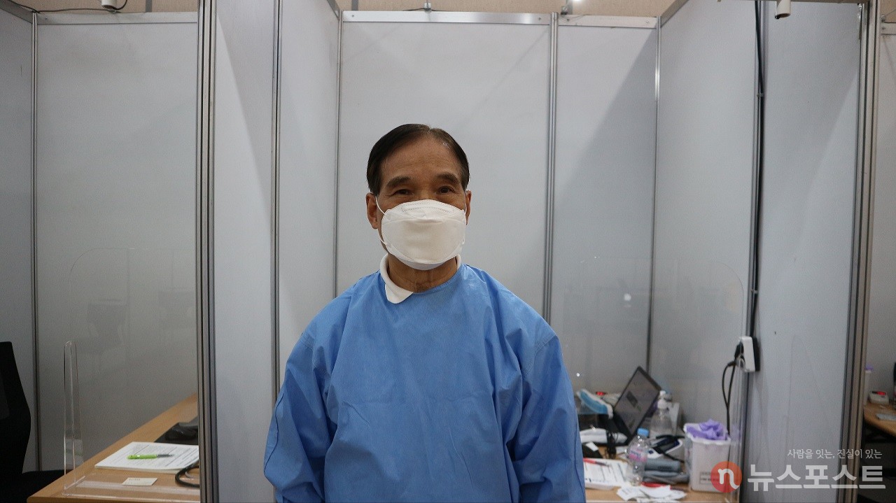 예진을 맡은 의사 유희탁씨(77세). (사진: 뉴스포스트 강대호 기자)