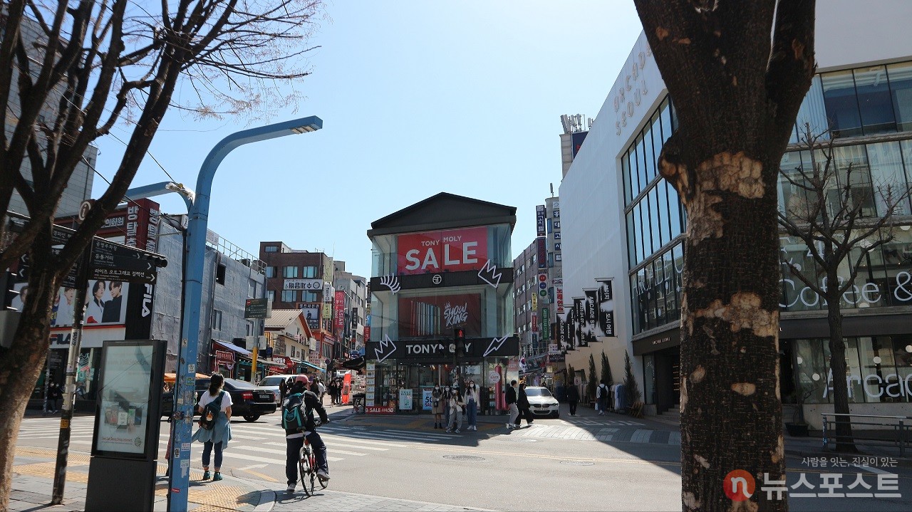 옛 기찻길 옆 좁고 기다란 목조 건물(SALE 표지가 있는 건물). 사진의 건널목 즈음이 예전에는 철길 건널목이었다.  (사진: 뉴스포스트 강대호 기자)