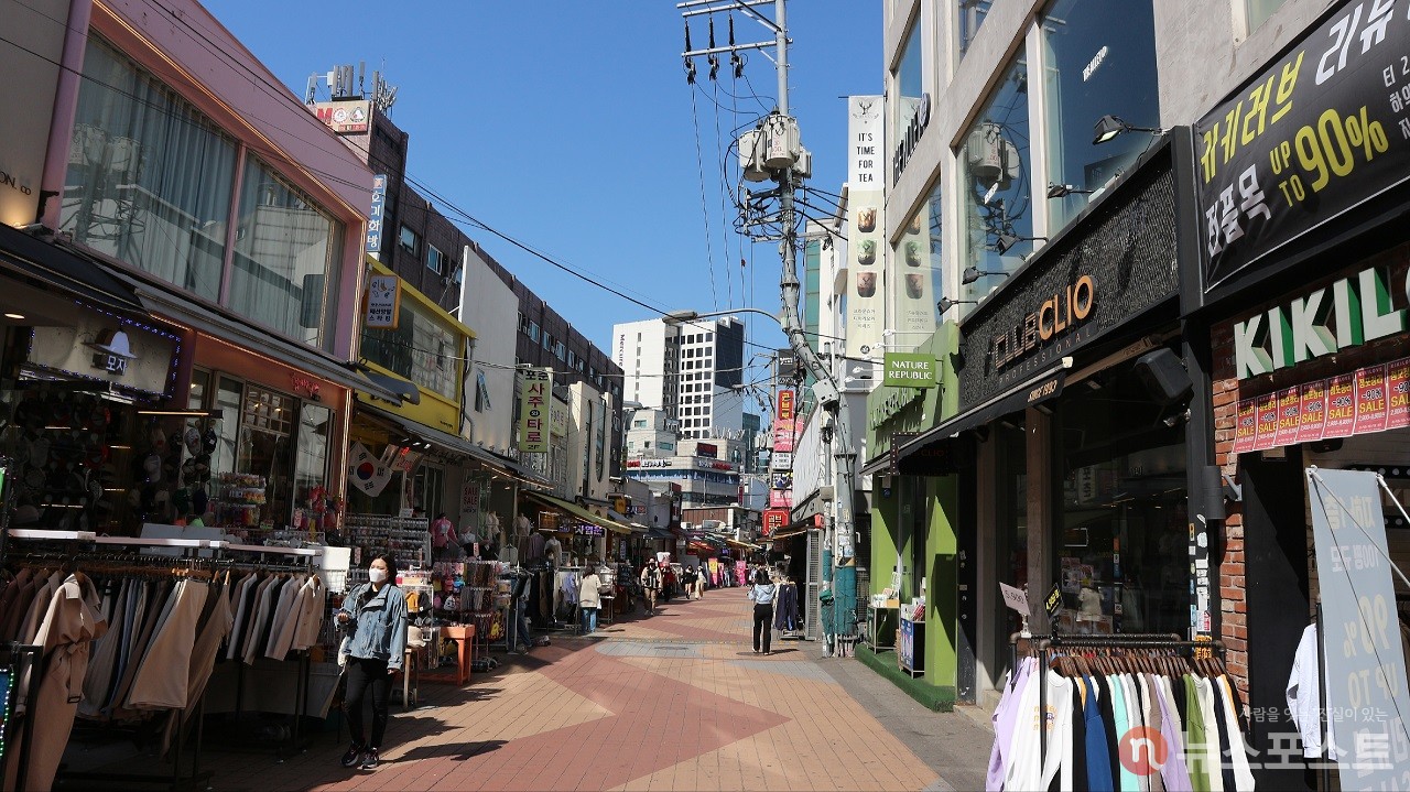 옛 기찻길 옆 건물에 들어선 점포들. (사진: 뉴스포스트 강대호 기자)