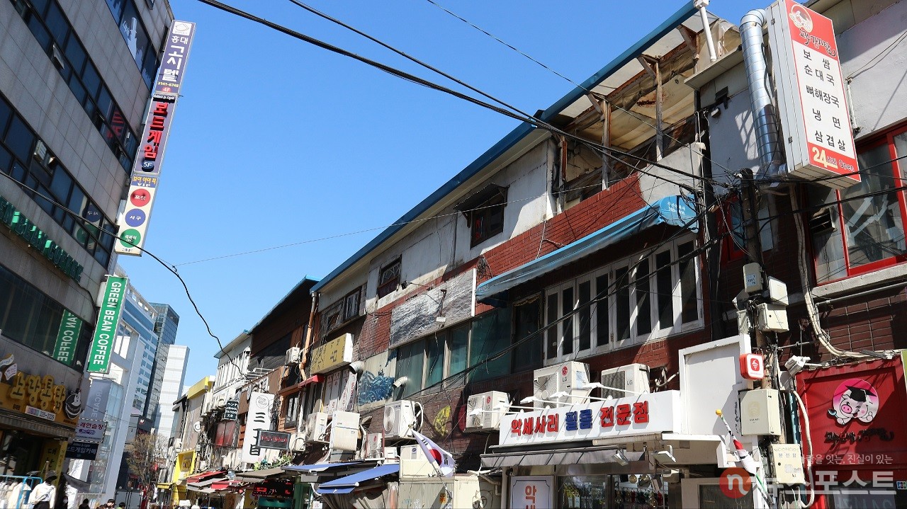 옛 기찻길 옆 좁고 기다란 건물은 오래전에는 주거 공간이 있었다. (사진: 뉴스포스트 강대호 기자)
