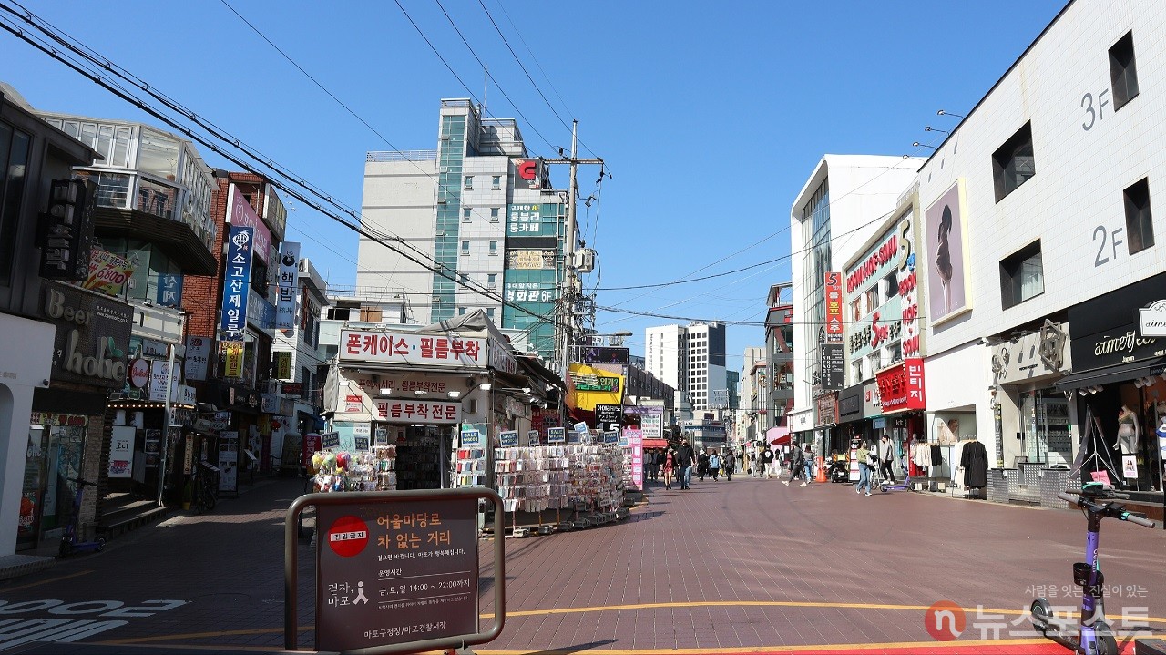 옛 당인리선 방송소앞역 자리에 들어선 점포들. 도로 사이 좁고 낮은 건물. (사진: 뉴스포스트 강대호 기자)
