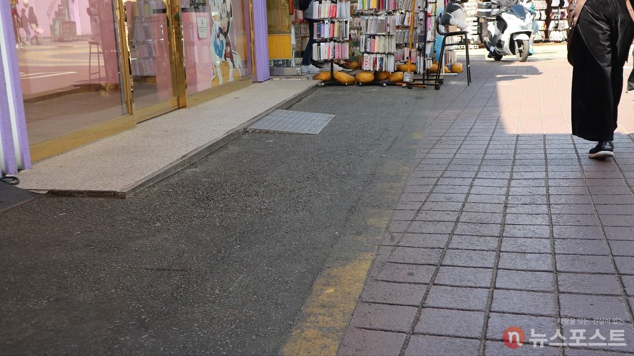 옛 방송소앞역 플랫폼이 있던 자리. 계속 도로 포장을 해서 흔적이 사라졌다. (사진: 뉴스포스트 강대호 기자)