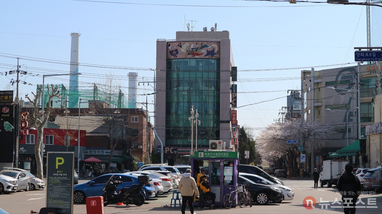 홍대앞 어울마당로 끝자락에서 바라본 서울화력발전소(옛 당인리 발전소). 멀리 굴뚝이 보이고 길 건너 가운데 건물은 오래전 기차가 지나던 철길이었다.