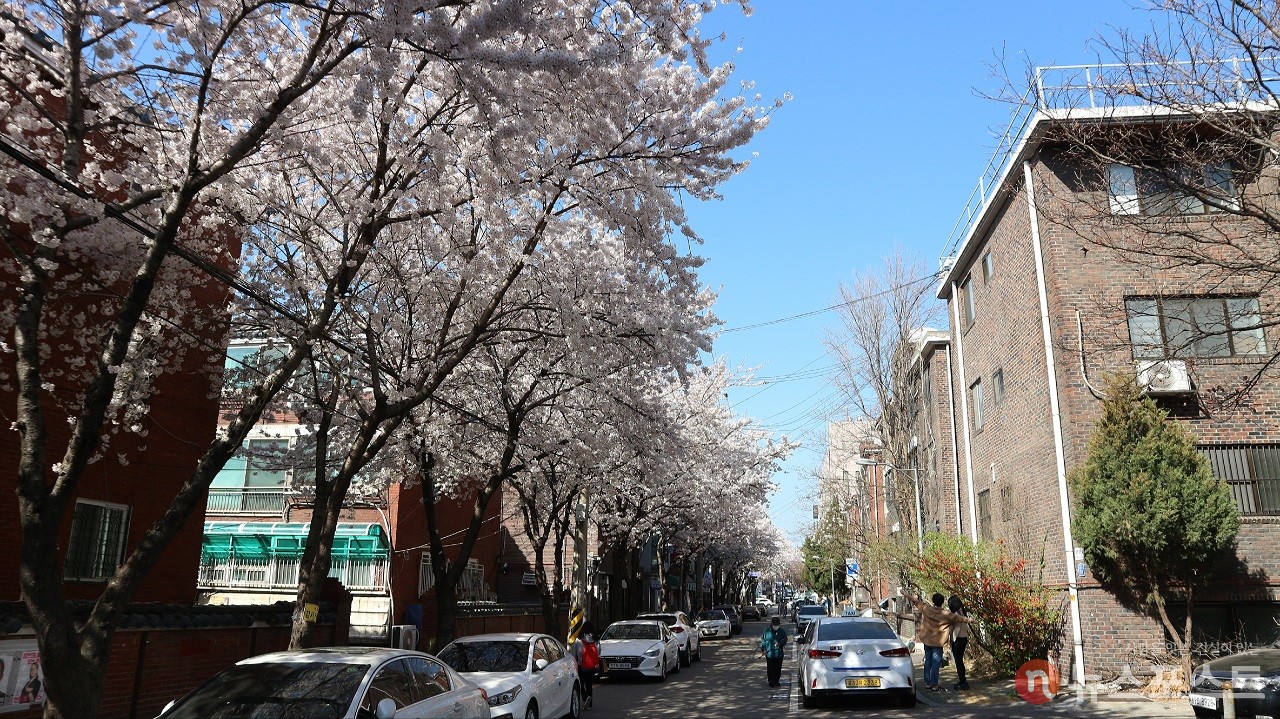 홍대앞 어울마당로 건너편 서울화력발전소 가는 길. 오른편 연립주택들이 오래전 기차가 다니던 철길이었다. (사진: 뉴스포스트 강대호 기자)