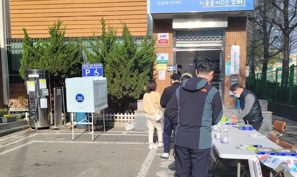 2일 오전 송파구 한 사전투표소에서 시민들이 투표를 위해 줄을 서 있다. (사진=김혜선 기자)