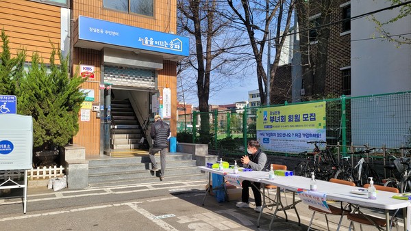 2일 오전 송파구 한 사전투표소에서 시민들이 투표를 위해 입장하고 있다. (사진=김혜선 기자)