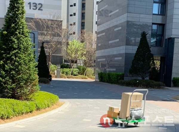 5일 서울 강동구의 한 아파트 단지에서 택배 수레가 놓여있다. 해당 아파트는 지상 차량 출입 금지 조치가 이뤄졌다. (사진=뉴스포스트 이별님 기자)