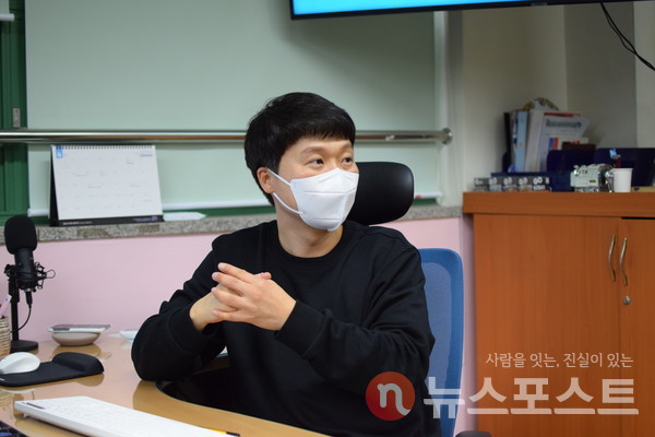 주우철 선생님이 박지애 양에게 답변하고 있다. (사진=뉴스포스트 홍여정 기자)