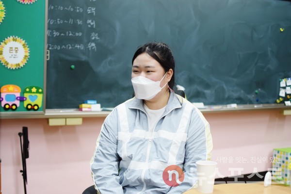 박지애 양이 주우철 교사에게 질문하고 있다. (사진=뉴스포스트 홍여정 기자)