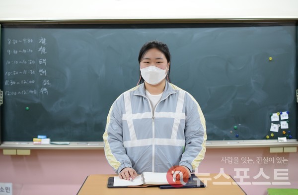 미리 교탁에 서본 박지애 양 (사진=뉴스포스트 홍여정 기자)