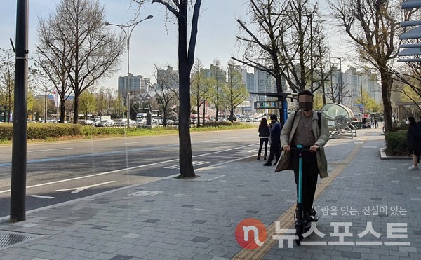 지난 1일 오전 한 시민이 전동킥보드를 타고 출근하고 있다. (사진=뉴스포스트 이해리 기자)