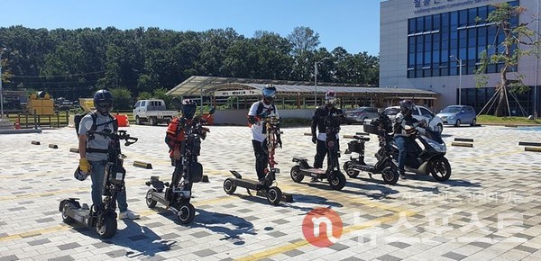 전동 킥보드 동호회 회원들이 안전모와 보호장구를 착용하고 라이딩을 하고 있다. (사진=김성근 씨 제공)